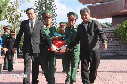 Các đại biểu đưa hài cốt các liệt sỹ về nơi an nghỉ cuối cùng tại Nghĩa trang Liệt sỹ thị xã An Khê. (Ảnh: Dư Toán/TTXVN)