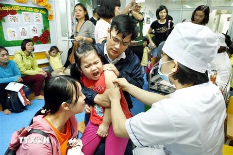 Quận Hai Bà Trưng (Hà Nội) thực hiện chiến dịch tiêm bổ sung vắc xin sởi-rubella tại các trường học trên địa bàn. (Ảnh: Dương Ngọc/TTXVN)