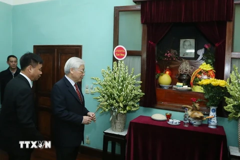 Tổng Bí thư, Chủ tịch nước Nguyễn Phú Trọng đến dâng hương tưởng niệm Chủ tịch Hồ Chí Minh tại Nhà 67 thuộc Khu di tích Chủ tịch Hồ Chí Minh, Phủ Chủ tịch. (Ảnh: TTXVN)