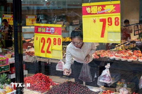Người dân mua thực phẩm tại cửa hàng ở Bắc Kinh, Trung Quốc. (Nguồn: AFP/TTXVN)