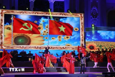 Tiết mục biểu diễn nghệ thuật kỷ niệm 89 năm Ngày thành lập Đảng Cộng sản Việt Nam. (Ảnh: Xuân Dự/TTXVN)