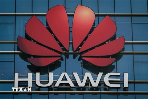 Biểu tượng của Huawei tại văn phòng công ty ở tỉnh Quảng Đông, Trung Quốc. (Nguồn: AFP/TTXVN)