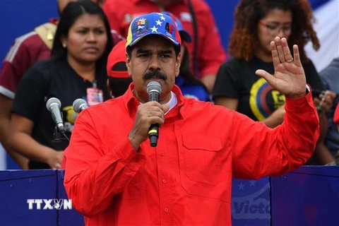 Tổng thống Venezuela Nicolas Maduro phát biểu trước những người ủng hộ nhân dịp kỷ niệm 20 năm cuộc cách mạng Bolivar do cố Tổng thống Hugo Chavez khởi xướng ở Caracas. (Nguồn: AFP/TTXVN)