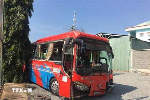 Xe ôtô khách biển kiểm soát 72B-019.34 bị nạn. (Ảnh: Huỳnh Ngọc Sơn/TTXVN)
