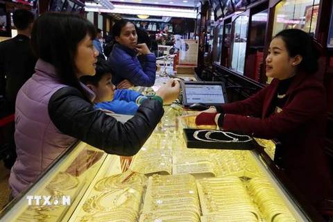 Khách hàng giao dịch tại Công ty vàng Bảo Tín Minh Châu, phố Trần Nhân Tông (Hà Nội). (Ảnh: Trần Việt/TTXVN)