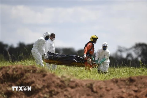 Lực lượng cứu hộ chuyển thi thể nạn nhân trong vụ vỡ đập hồ chứa chất thải tại thị trấn Brumadinho, bang Minas Gerais, Brazil. (Nguồn: AFP/TTXVN)