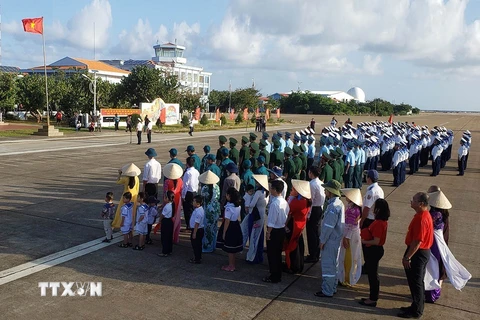 Lễ chào cờ với sự tham dự của tất cả các lực lượng quân dân trên đảo Trường Sa Lớn. (Ảnh: Hoàng Hùng/TTXVN)