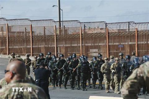 Lực lượng hải quan và bảo vệ biên giới Mỹ tham gia một cuộc diễn tập tại khu vực Hidalgo, Texas, biên giới với Mexico. (Nguồn: AFP/TTXVN)