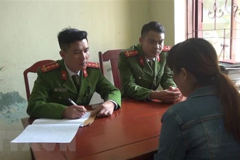 Lực lượng công an tuyên truyền người dân xã Quảng Nham không xuất cảnh trái phép. (Ảnh: Trịnh Duy Hưng/TTXVN)