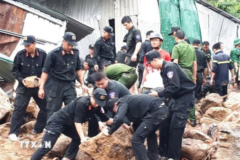 Các lực lượng chức năng được huy động đến hiện trường và tìm kiếm các nạn nhân mất tích trong vụ sạt lở núi và gây sập nhà tại xã Phước Đồng, thành phố Nha Trang. (Ảnh: Phan Sáu/TTXVN)