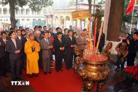 Các lãnh đạo, nguyên lãnh đạo thành phố Hà Nội cùng các đại biểu dâng hương tưởng nhớ các bậc tiên đế, các bậc hiền tài có công với nước. (Ảnh: Thanh Tùng/TTXVN)