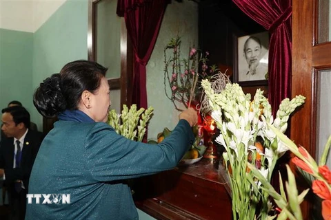 Chủ tịch Quốc hội Nguyễn Thị Kim Ngân dâng hương tưởng niệm Chủ tịch Hồ Chí Minh tại Nhà 67. (Ảnh: Trọng Đức/TTXVN)