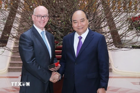 Thủ tướng Nguyễn Xuân Phúc tiếp ông Jonathan Dunn, Trưởng đại diện IMF tại Việt Nam. (Ảnh: Lâm Khánh/TTXVN)