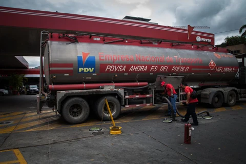 Nhân viên làm việc tại trạm xăng của PDVSA ở Caracas, Venezuela. (Nguồn: Bloomberg)