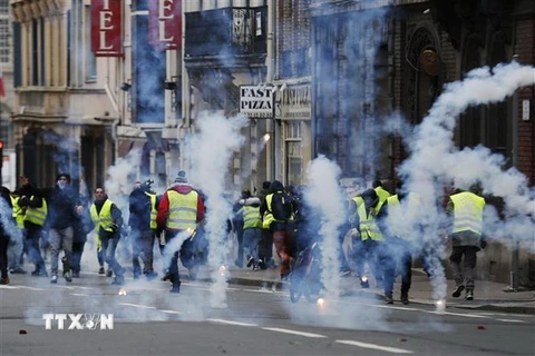 Người biểu tình Áo vàng tập trung tại Rouen, Tây Nam Pháp. (Nguồn: AFP/TTXVN)