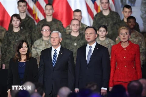 Tổng thống Ba Lan Andrzej Duda (thứ 2 phải) và Phó Tổng thống Mỹ Mike Pence (thứ 2 trái) tại cuộc gặp ở Warsaw, Ba Lan. (Nguồn: PAP/TTXVN)