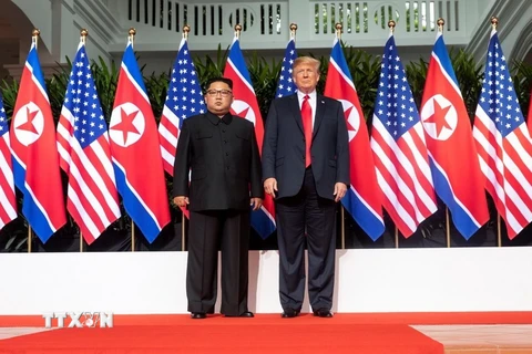Tổng thống Mỹ Donald Trump (phải) trong cuộc gặp nhà lãnh đạo Triều Tiên Kim Jong-un tại Singapore ngày 12/6/2018. (Nguồn: AFP/TTXVN)