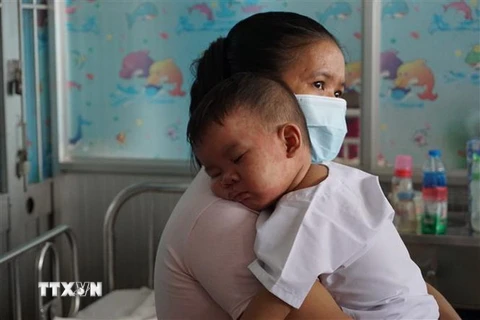 Bệnh nhi mắc bệnh sởi đang điều trị tại Bệnh viện Bệnh Nhiệt đới Thành phố Hồ Chí Minh. (Ảnh: Đinh Hằng/TTXVN)