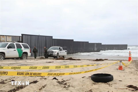 Binh sỹ Mỹ gác gần khu hàng rào biên giới Mỹ-Mexico ở San Diego, California. (Nguồn: THX/TTXVN)