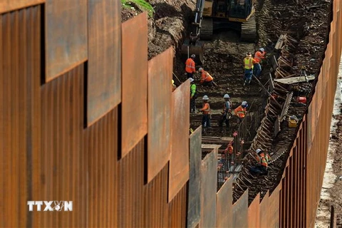 Bức tường ngăn cách biên giới Mỹ-Mexico nhìn từ Tijuana, bang Baja California, Mexico. (Nguồn: AFP/TTXVN)