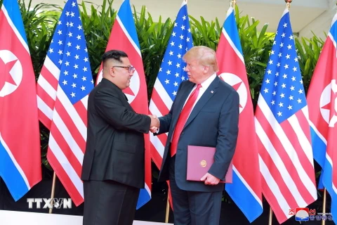 Tổng thống Mỹ Donald Trump (phải) và nhà lãnh đạo Triều Tiên Kim Jong-un tại hội nghị thượng đỉnh ở Singapore ngày 12/6/2018. (Nguồn: EPA/TTXVN)