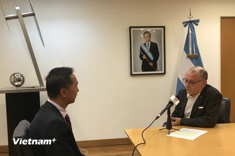 Bộ trưởng Ngoại giao Jorge Faurie trả lời phỏng vấn phóng viên TTXVN. (Ảnh: Phương Lan/Vietnam+)