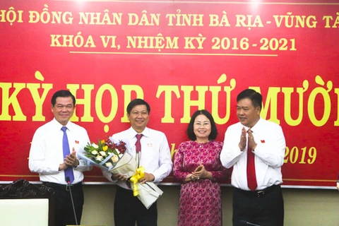 Lãnh đạo tỉnh Bà Rịa-Vũng Tàu chúc mừng ông Trần Văn Tuấn. (Nguồn: baochinhphu.vn)