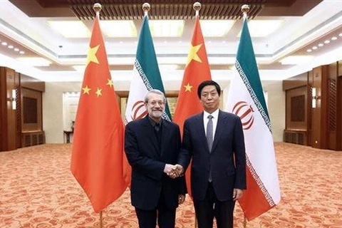 Ủy viên trưởng Ủy ban thường vụ Quốc hội Trung Quốc Lật Chiến Thư và Chủ tịch Quốc hội Iran Ali Larijani. (Nguồn: ICANA)