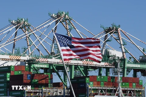 Vận chuyển hàng hóa tại Cảng Long Beach ở Los Angeles, bang California, Mỹ. (Nguồn: AFP/TTXVN)