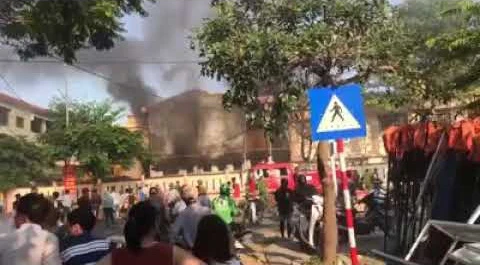 Đà Nẵng: Cháy nhà kho trường Tiểu học Chi Lăng sát chân cầu Rồng