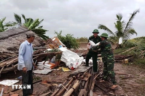 Bộ đội Biên phòng Bạc Liêu giúp dân sửa nhà do bão gây ra. (Ảnh: Huỳnh Sử/TTXVN)