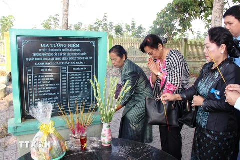 Các đại biểu viếng thăm Khu chứng tích tội ác quân Khmer đỏ Pol Pot-Ieng Sary tại xã Tân Lập. (Ảnh: Thanh Tân/TTXVN)