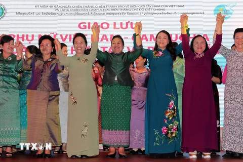 Đại biểu phụ nữ Việt Nam-Campuchia tham gia giao lưu. (Ảnh: Lê Sen/TTXVN)
