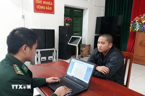 Đối tượng Nguyễn Văn Mạnh tại cơ quan điều tra. (Ảnh: TTXVN phát)