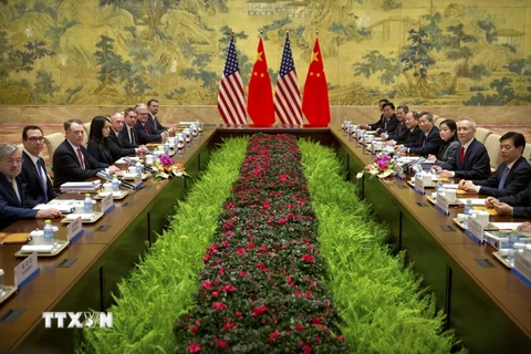 Phó Thủ tướng Trung Quốc Lưu Hạc (thứ 2, phải) cùng Đại diện Thương mại Mỹ Robert Lighthizer (thứ 3, trái) và Bộ trưởng Tài chính Mỹ Steven Mnuchin (thứ 2, trái) tại vòng đàm phán thương mại cấp cao Mỹ-Trung Quốc tại Bắc Kinh ngày 14/2. (Nguồn: AFP/TTXVN)