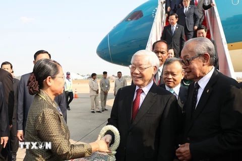 Phó Thủ tướng Campuchia Men Sam An đón Tổng Bí thư, Chủ tịch nước Nguyễn Phú Trọng tại sân bay Quốc tế Pochentong. (Ảnh: Trí Dũng/TTXVN)