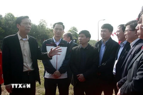 Lãnh đạo tỉnh Quảng Ninh ra quân thực hiện công tác bồi thường và thu hồi đất đai thực hiện dự án xây dựng đường cao tốc Vân Đồn-Móng Cái. (Ảnh: Văn Đức/TTXVN)