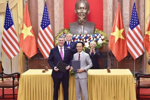 Chủ tịch Tập đoàn FLC Trịnh Văn Quyết và Phó Chủ tịch Tập đoàn Boeing Kevin McAllister. (Nguồn: FLC)