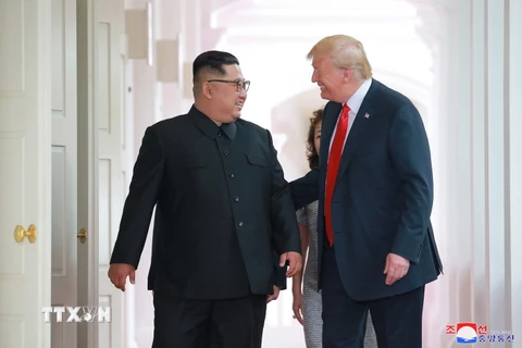 Trong ảnh (do Hãng thông tấn Trung ương Triều Tiên đăng phát): Nhà lãnh đạo Triều Tiên Kim Jong-un (trái) trong cuộc gặp thượng đỉnh với Tổng thống Mỹ Donald Trump tại Singapore ngày 12/6/2018. (Nguồn: EPA/TTXVN)