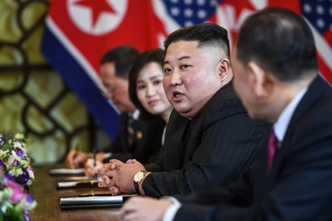 Chủ tịch Triều Tiên Kim Jong-un (thứ 2, phải) tại cuộc họp mở rộng với các quan chức trong ngày thứ hai của Hội nghị thượng đỉnh Mỹ-Triều lần hai ở Hà Nội, ngày 28/2. (Nguồn: AFP/TTXVN)