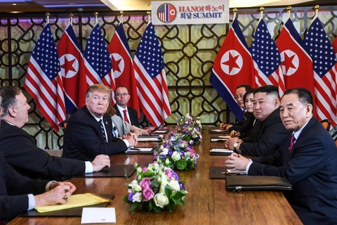 Tổng thống Mỹ Donald Trump (thứ 3, trái) và Chủ tịch Triều Tiên Kim Jong-un (thứ 2, phải) tại cuộc họp mở rộng với các quan chức hai nước trong ngày thứ hai của Hội nghị thượng đỉnh Mỹ-Triều lần hai ở Hà Nội, ngày 28/2. (Nguồn: AFP/TTXVN) 