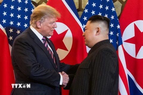 Cái bắt tay lịch sử giữa Tổng thống Mỹ Donald Trump (trái) và Chủ tịch Triều Tiên Kim Jong-un tại Hội nghị thượng đỉnh Mỹ-Triều lần hai ở Hà Nội ngày 27/2. (Nguồn: AFP/TTXVN)