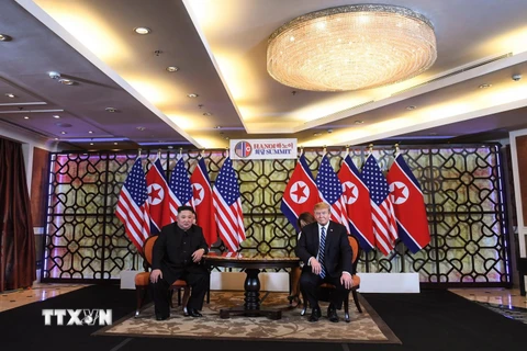 Tổng thống Mỹ Donald Trump và nhà lãnh đạo Triều Tiên Kim Jong-un tại cuộc gặp thượng đỉnh lần thứ hai. (Nguồn: AFP/TTXVN)