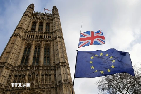 Cờ Anh (phía trên) và cờ EU (phía dưới) tại thủ đô London, Anh. (Nguồn: THX/TTXVN)