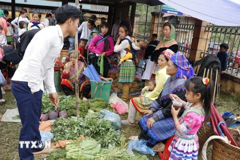 Chợ quê của người Mông xã Nà Hẩu, huyện Văn Yên (Yên Bái) diễn ra tại khuôn viên Trụ sở xã Nà Hẩu vào dịp Lễ hội Tết rừng. (Ảnh: Việt Dũng/TTXVN)