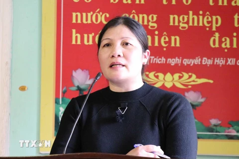 Bà Cao Thị Hòe phát biểu tại buổi đối thoại với học sinh nhà trường. (Ảnh: Thanh Thương/TTXVN)