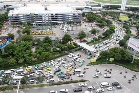 Các lối vào nhà ga Cảng hàng không quốc tế Tân Sơn Nhất bị ùn tắc nghiêm trọng. (Ảnh: Trần Xuân Tình/TTXVN)