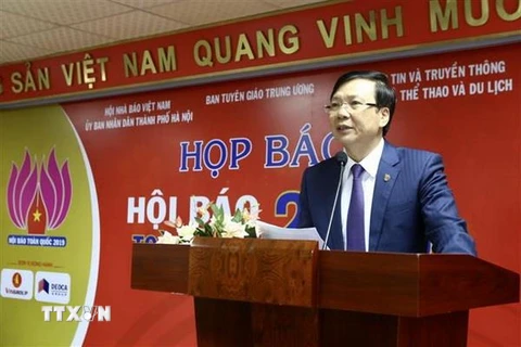 Phó Chủ tịch Thường trực Hội Nhà báo Việt Nam Hồ Quang Lợi phát biểu. (Ảnh: Minh Quyết/TTXVN)