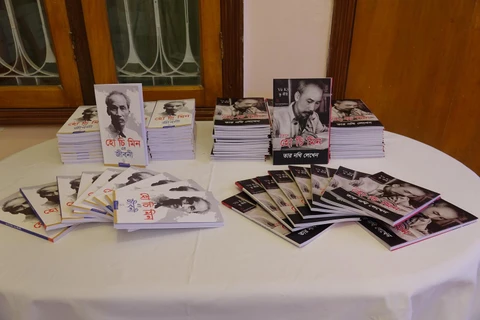 Cuốn sách 'Tiểu sử Hồ Chí Minh' và cuốn sách 'Bác Hồ viết Di chúc' dịch sang tiếng Bengal. (Ảnh: Huy Lê/Vietnam+)