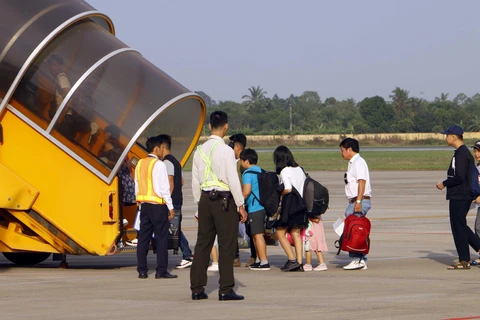 Những hành khách đầu tiên bay chuyến Cần Thơ-Đà Nẵng của Vietnam Airlines. (Ảnh: Thanh Liêm/TTXVN)